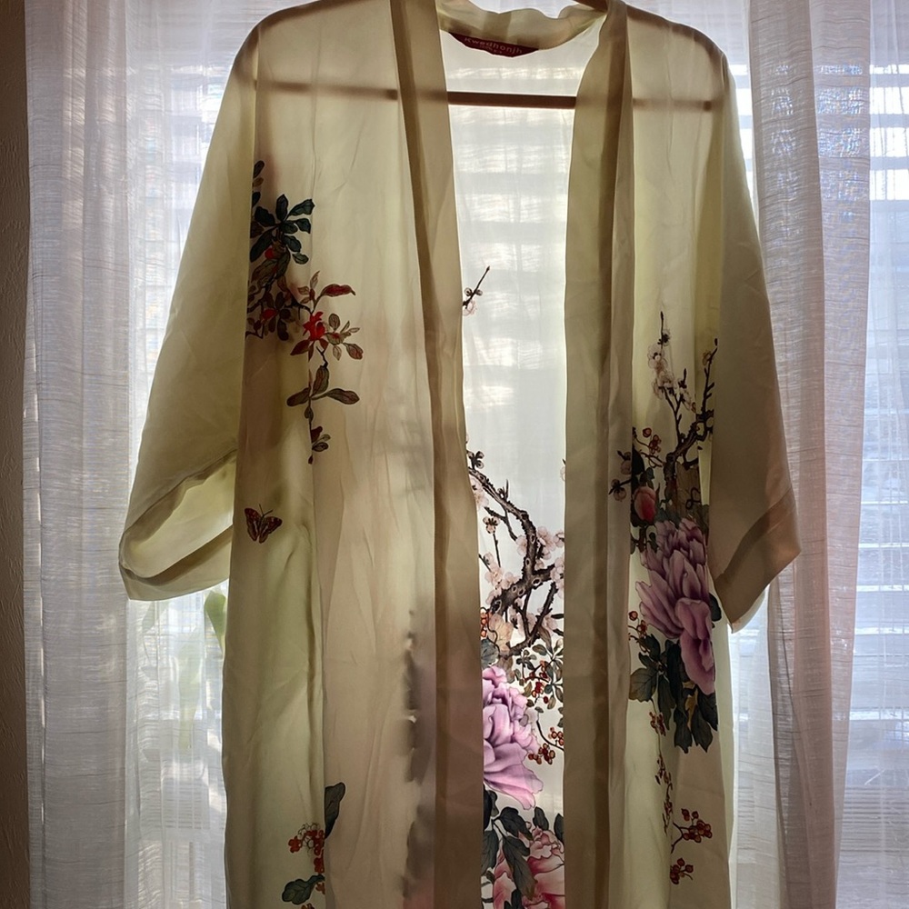 Kwedhonjh Silk Robe